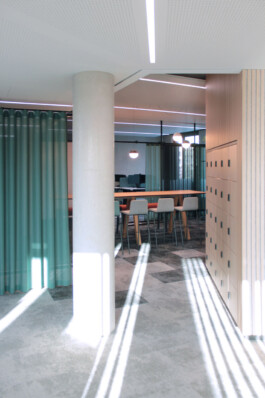 Holzlamellen, Schließfächer, Holztisch, Vorhang