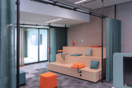 netgo, Meeting, Stand-Up, Besprechung, Sitztribüne mit Lapttoptischen, Akustikvorhang, Metallgerüst mit Lochblech, Eiche, Berlin