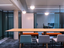 Meeting, Holztisch, Metallgestänge mit Lochblech, Akustikvorhang