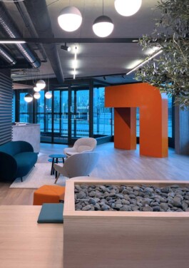 netgo, Empfang, Logo Installation, Selfie, orange, Eiche, Berlin