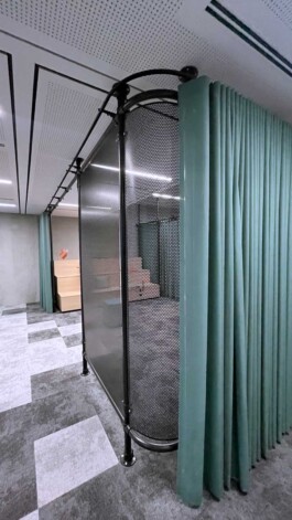 netgo, Meeting, Stand-Up, Besprechung, Sitztribüne mit Lapttoptischen, Akustikvorhang, Metallgerüst mit Lochblech, Eiche, Berlin