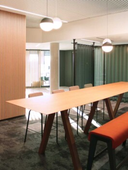 Meeting, Holztisch, Metallgestänge mit Lochblech, Akustikvorhang