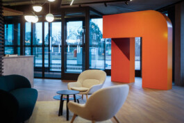 netgo, Empfang, Logo Installation, Selfie, orange, Eiche, Berlin