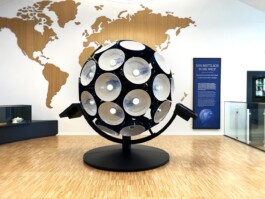 Villeroy & Boch Welt, Markenwelt, In der Welt Zuhause, Globus aus Waschbecken, Weltkarte